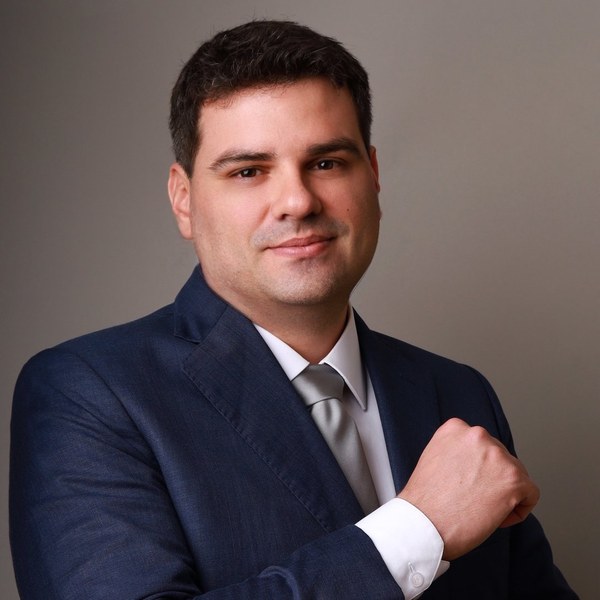Dr. Gustavo Ribeiro